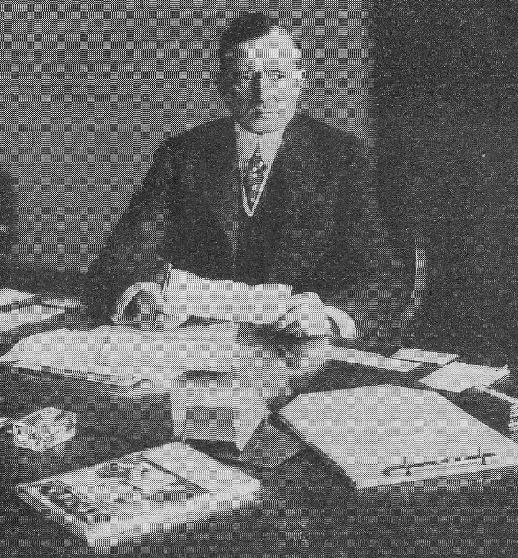 Picture of Tom Watson sitting at his desk at about 40 years of age (1915).